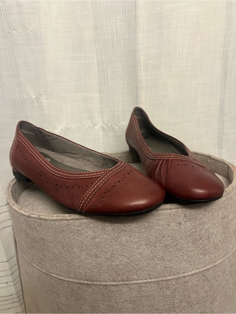 Earth Women’s Burgundy Leather Ballet Flats with white stitching !